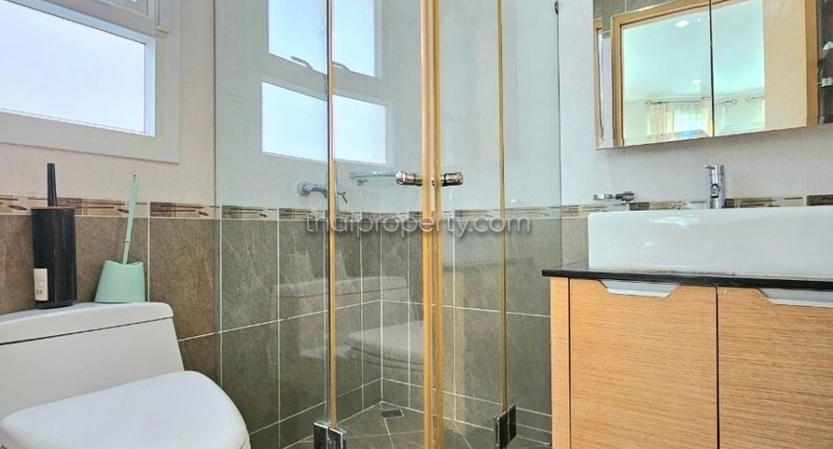 For rent 4 bedrooms house in East Pattaya, Pattaya