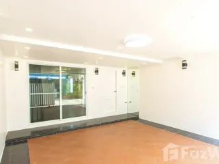 For sale 3 Beds house in Huai Khwang, Bangkok