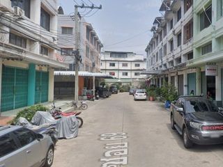 For sale 3 bed townhouse in Bang Khun Thian, Bangkok