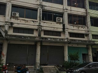 For sale 3 bed townhouse in Bang Khun Thian, Bangkok