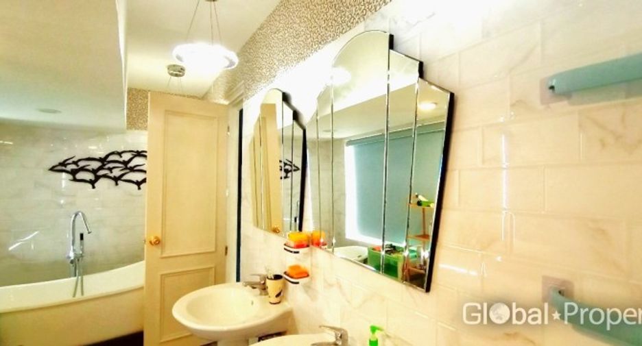 For sale 2 bedrooms condo in South Pattaya, Pattaya