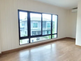 For sale 3 bed townhouse in Lat Phrao, Bangkok