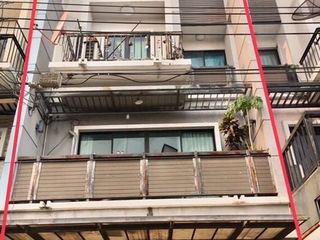 For sale 4 bed townhouse in Lat Phrao, Bangkok