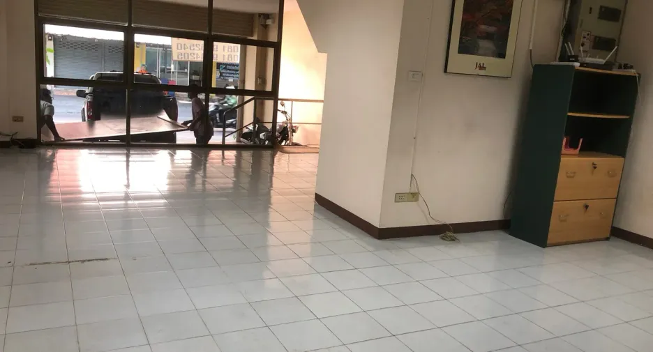 For sale 5 bed office in Huai Khwang, Bangkok