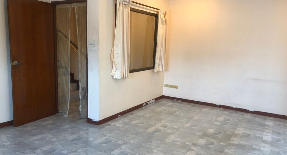For sale 5 bed office in Huai Khwang, Bangkok