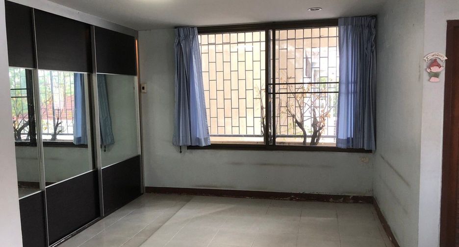 For sale 5 bed office in Huai Khwang, Bangkok