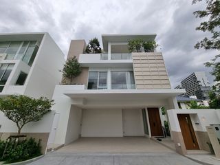 For sale 4 Beds house in Wang Thonglang, Bangkok