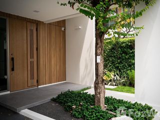 For rent 3 bed condo in Saphan Sung, Bangkok