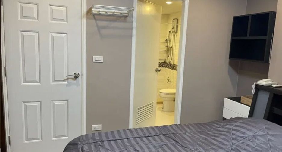 For rent 2 bed condo in Huai Khwang, Bangkok