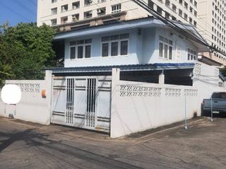 For sale 3 Beds house in Huai Khwang, Bangkok
