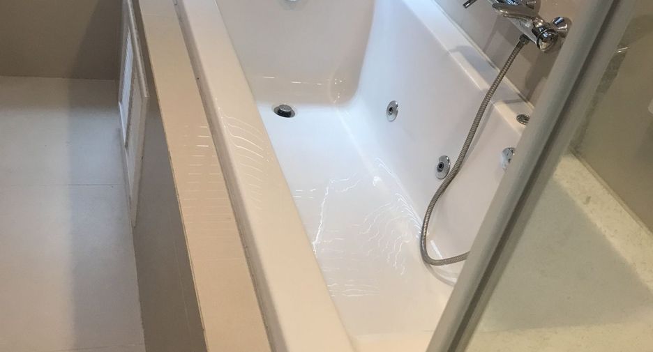 For rent 3 bed condo in Huai Khwang, Bangkok