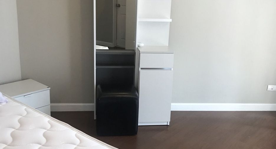 For rent 3 bed condo in Huai Khwang, Bangkok
