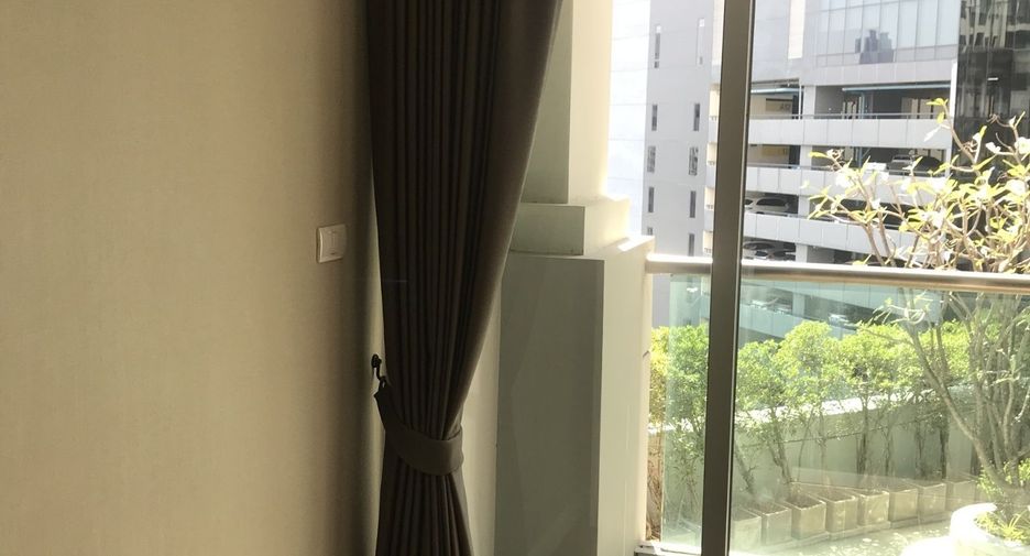 For rent 3 bed condo in Huai Khwang, Bangkok