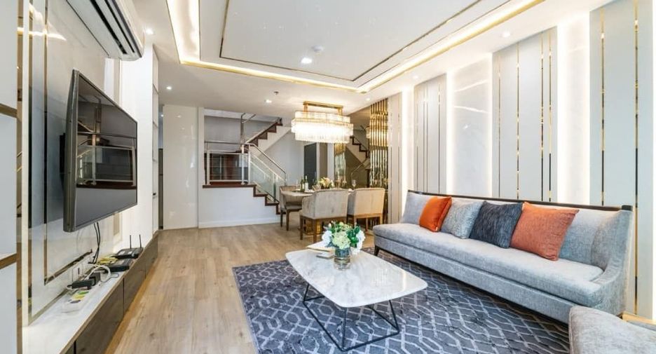 For rent 3 bed condo in Huai Khwang, Bangkok
