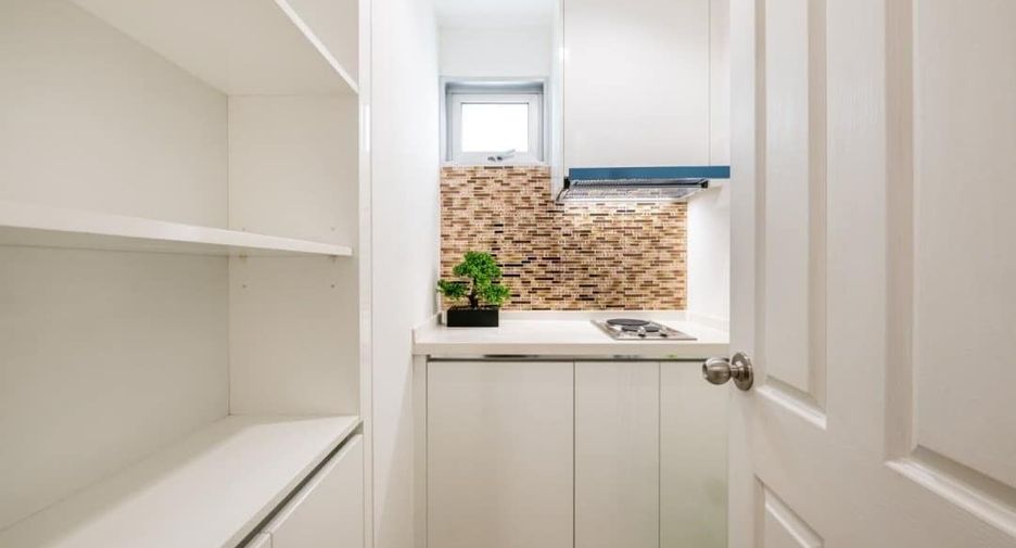 For rent 3 bed condo in Huai Khwang, Bangkok