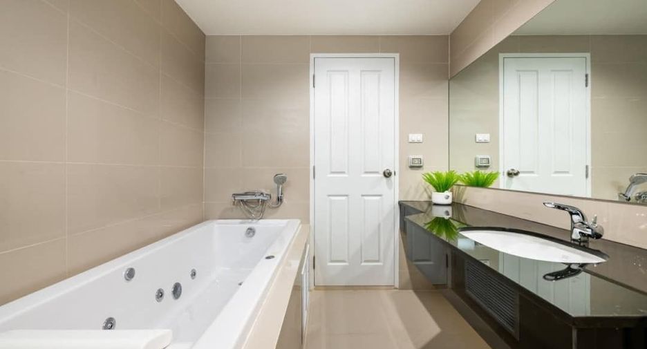 For rent 3 bed condo in Huai Khwang, Bangkok