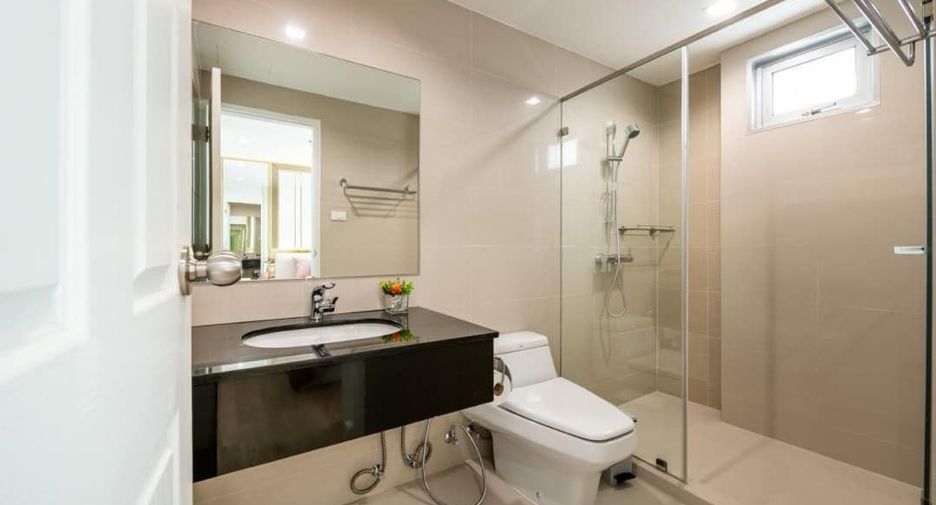 For rent 3 bed condo in Huai Khwang, Bangkok