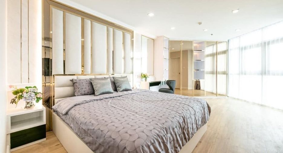 For rent 3 bed condo in Huai Khwang, Bangkok
