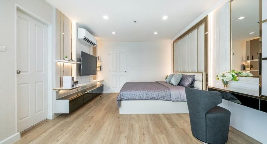 For rent 3 bed condo in Huai Khwang, Bangkok