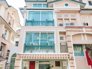 For rent 4 Beds townhouse in Lat Phrao, Bangkok