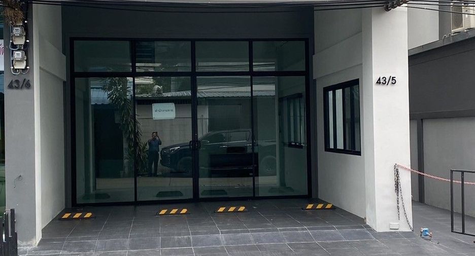 For sale 4 bed office in Bang Kapi, Bangkok