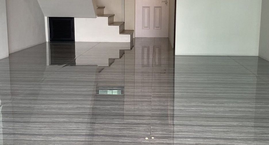 For sale 4 bed office in Bang Kapi, Bangkok