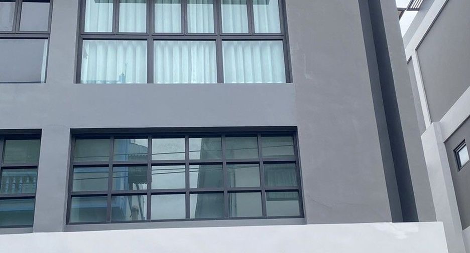For sale 4 bed office in Bang Kapi, Bangkok