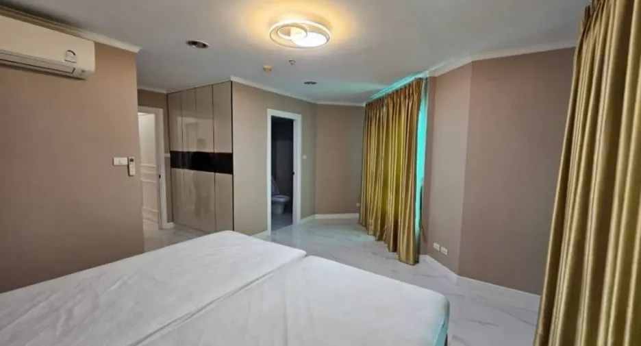 For rent 4 bed condo in Huai Khwang, Bangkok