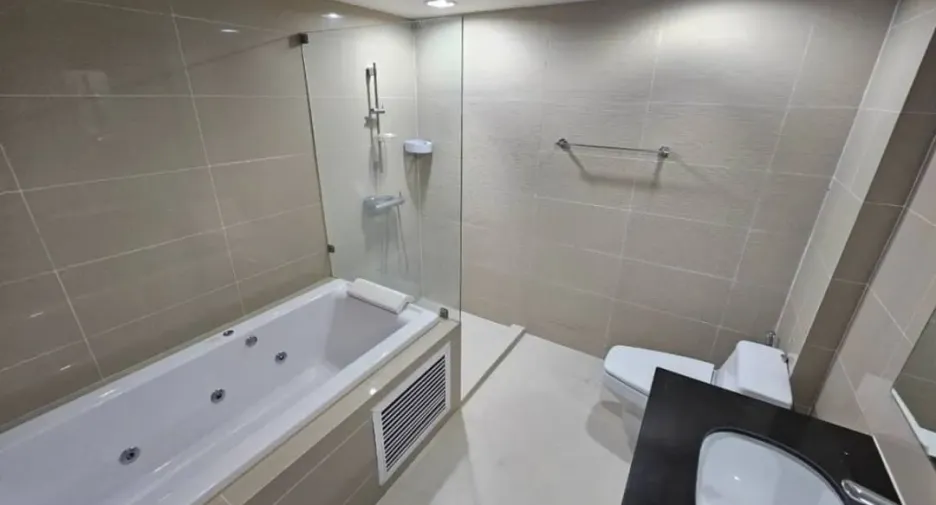 For rent 4 bed condo in Huai Khwang, Bangkok