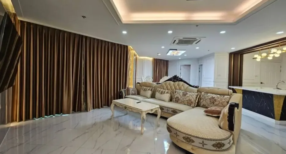 For rent 4 bed condo in Huai Khwang, Bangkok
