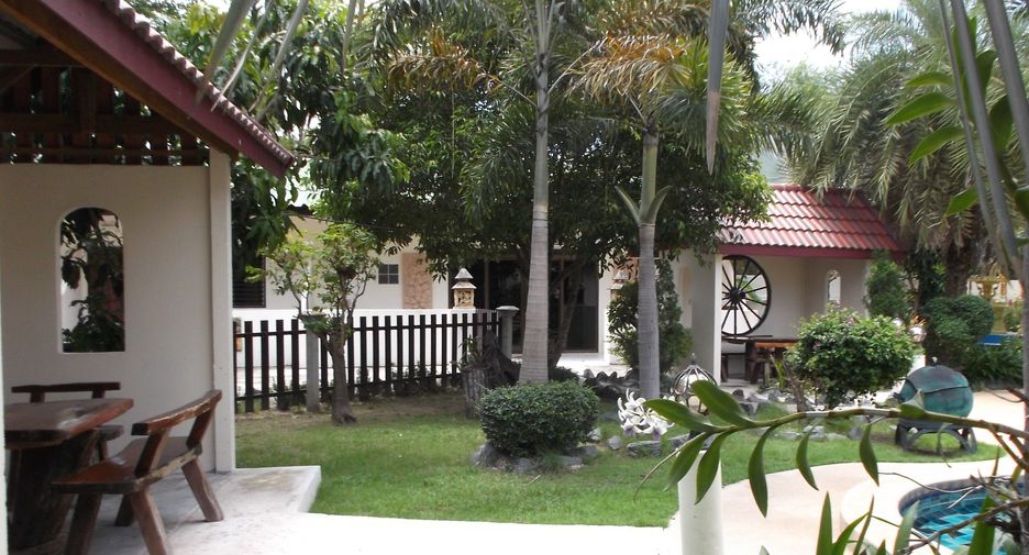 For sale 13 bed hotel in Prasat, Surin