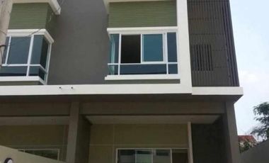For sale 3 Beds townhouse in Saphan Sung, Bangkok