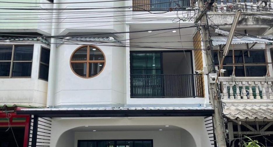 For sale 4 Beds townhouse in Mueang Nonthaburi, Nonthaburi