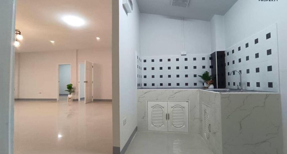 For sale 5 bed townhouse in Mueang Samut Sakhon, Samut Sakhon
