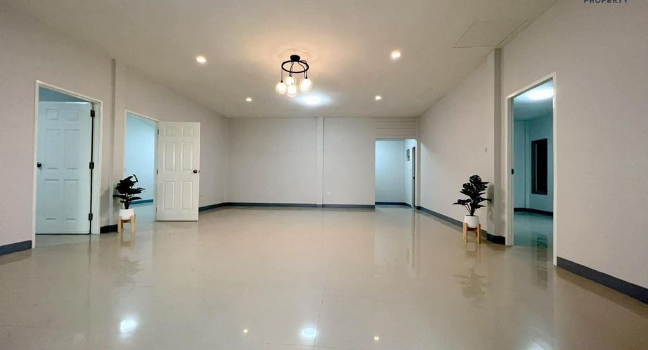 For sale 5 bed townhouse in Mueang Samut Sakhon, Samut Sakhon