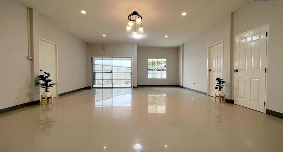 For sale 5 bed townhouse in Mueang Samut Sakhon, Samut Sakhon