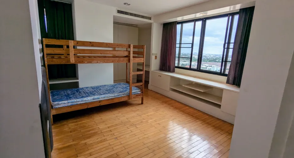 For sale 3 bed condo in Mueang Nonthaburi, Nonthaburi