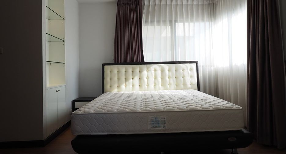 For rent 3 bedrooms condo in Sathon, Bangkok