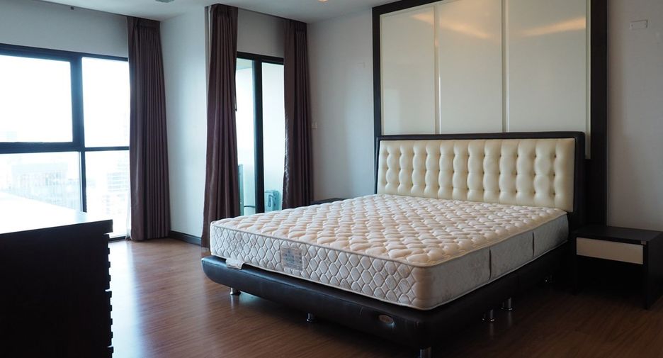 For rent 3 bedrooms condo in Sathon, Bangkok