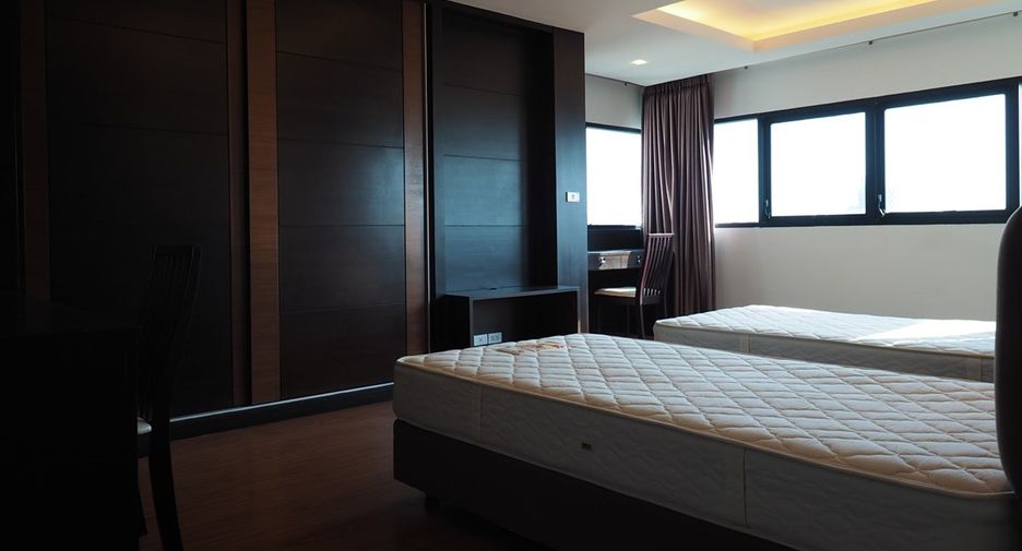 For rent 3 bedrooms condo in Sathon, Bangkok