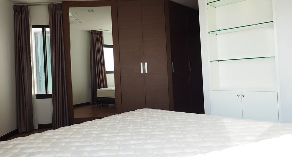 For rent 3 bedrooms condo in Sathon, Bangkok