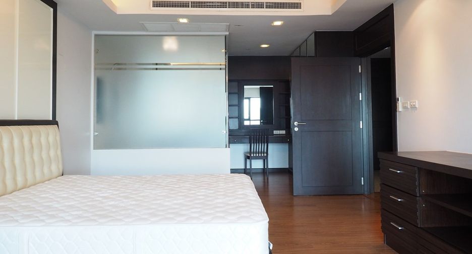 For rent 3 bedrooms condo in Sathon, Bangkok