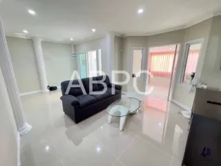 Casa adosada en venta de 4 habitaciones en Bang Lamung, Chonburi