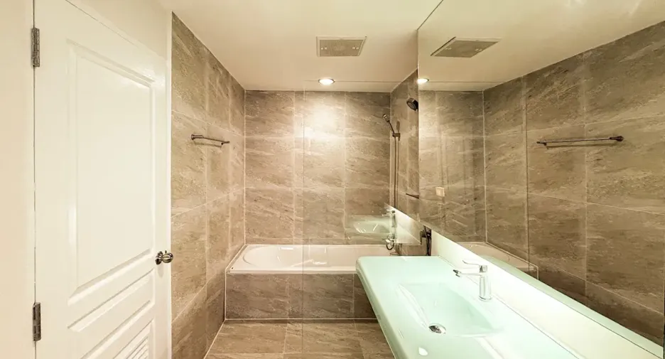 For rent 4 bedrooms condo in Khlong Toei, Bangkok