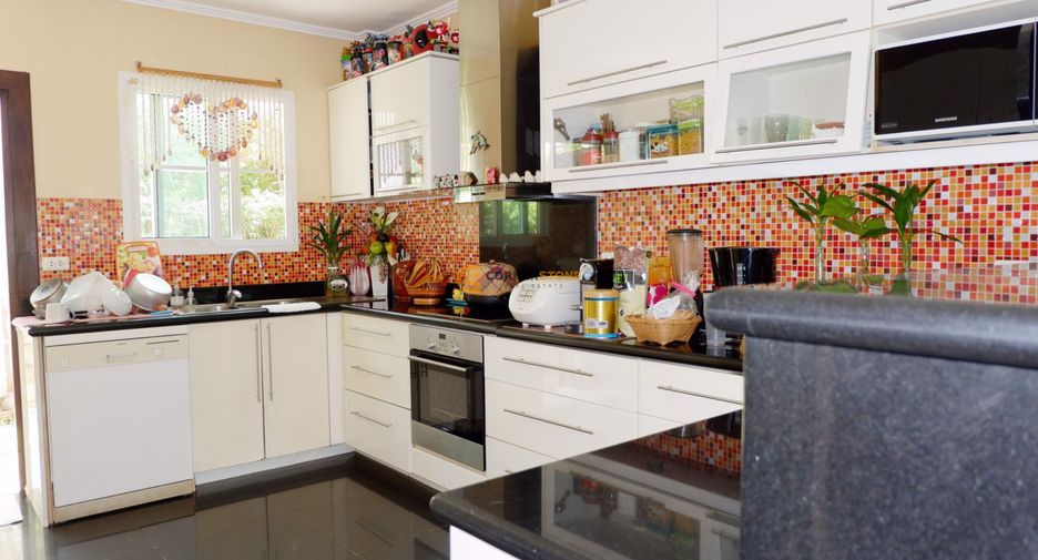 For rent そして for sale 4 ベッドルーム house in Bang Lamung, Chonburi
