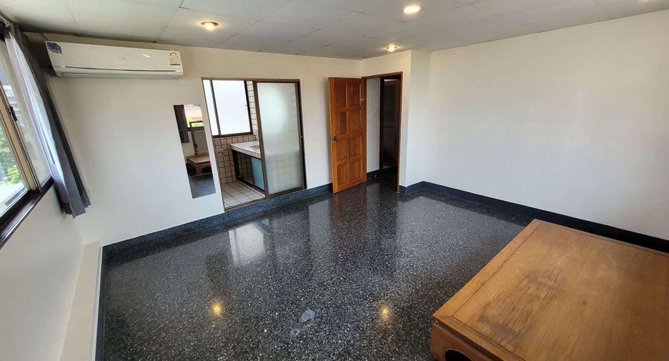 For rent 4 bedrooms townhouse in Watthana, Bangkok
