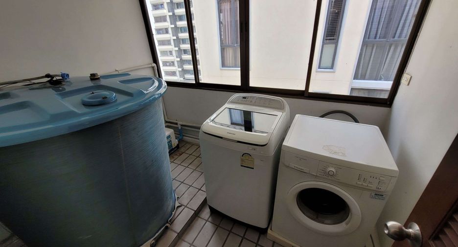 For rent 4 bedrooms townhouse in Watthana, Bangkok
