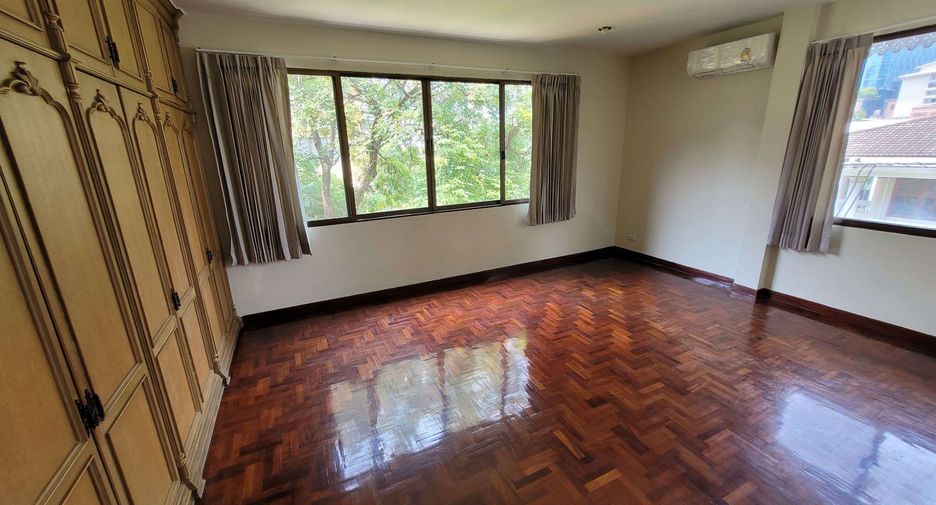 For rent 4 bedrooms townhouse in Watthana, Bangkok