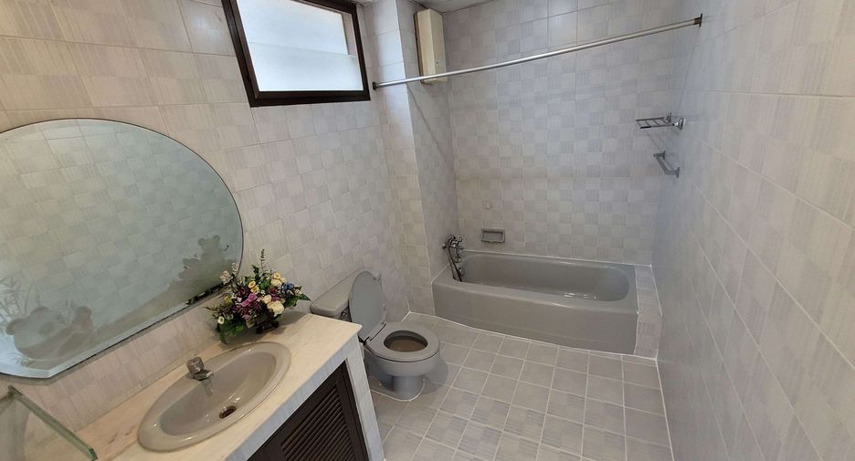For rent 4 bedrooms townhouse in Watthana, Bangkok