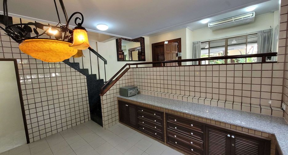 For rent 4 bedrooms townhouse in Watthana, Bangkok